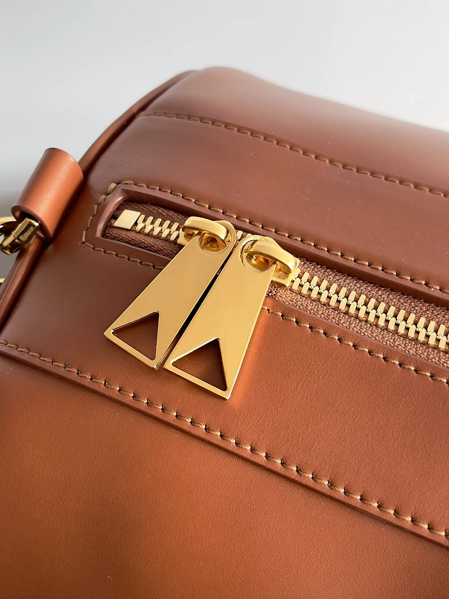 Batch 3240 Bottega Veneta's new travel bag is a super retro glossy leather travel bag with leather piping of the same color, equipped with handles and shoulder straps of the same color, double zipper closure, classic design, simple and elegant, the leather is soft and durable, and it adds a unique texture as time goes by. In terms of capacity, it can fully meet daily needs, and its practicality is perfect💯. Carrying it on your back will always turn heads when you go out. Style number: 795287 (650066) Size: 55*29*24cm